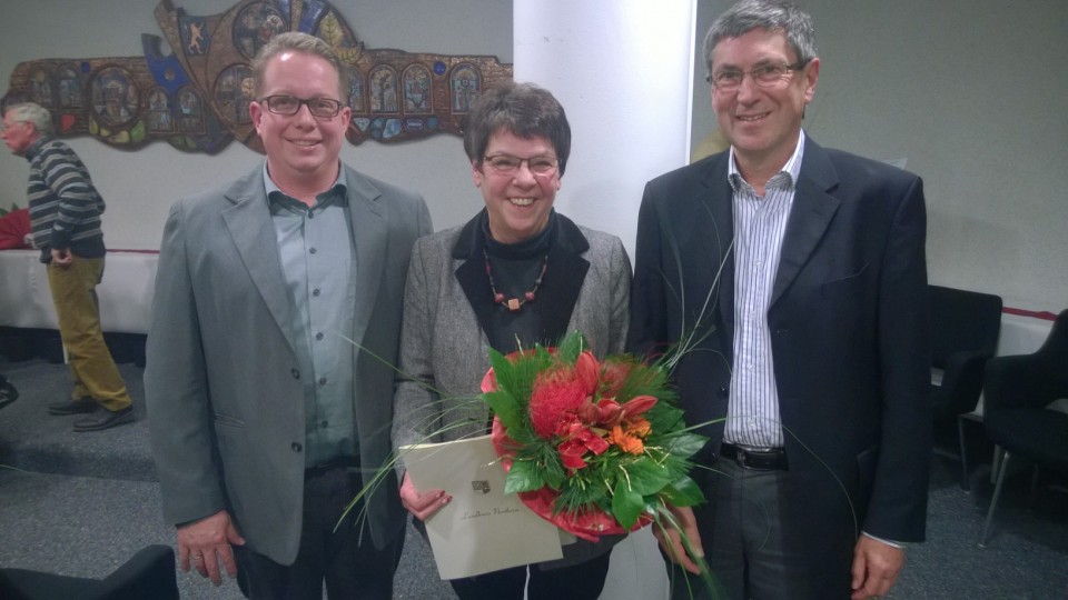 Die Gratulanten Tobias Grote und Otto Grokopf (v.l.) mit der Geehrten Ilse Schwarz