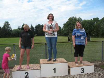 Die Siegerinnen im Einzelweitwurf der Damen Denise Sauer, Melanie Schwarz und NN
