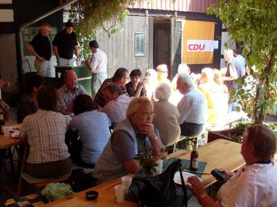 Glcklich, wer im Schatten sitzen durfte.