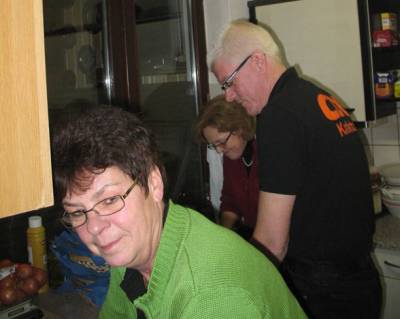 Ilse Schwarz, Ingrid Wertheim und Sönke Oldsen beim Arbeitseinsatz in der Küche