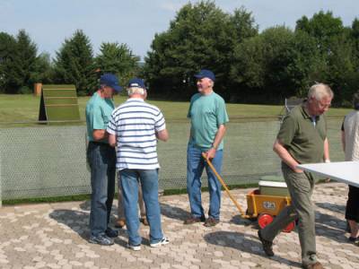 Der erste Bollerwagen ist gepackt.