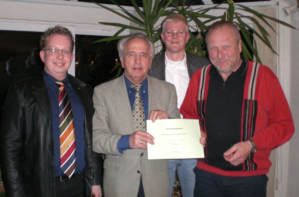 Auf dem Foto der erste Vorsitzende Tobias Grote (links), der bisherige Schatzmeister Klaus Hufnagel (Mitte) und sein Nachfolger Ulrich Jentsch (rechts) bei der bergabe des Kassenbuchs. Dahinter der zweite Vorsitzende Snke Oldsen